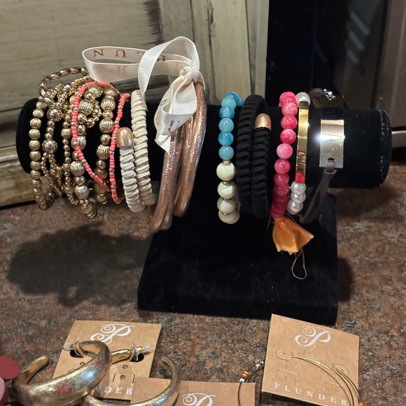 New Plunder jewelry bundle necklaces, bracelets & earrings - Picture 4 of 4